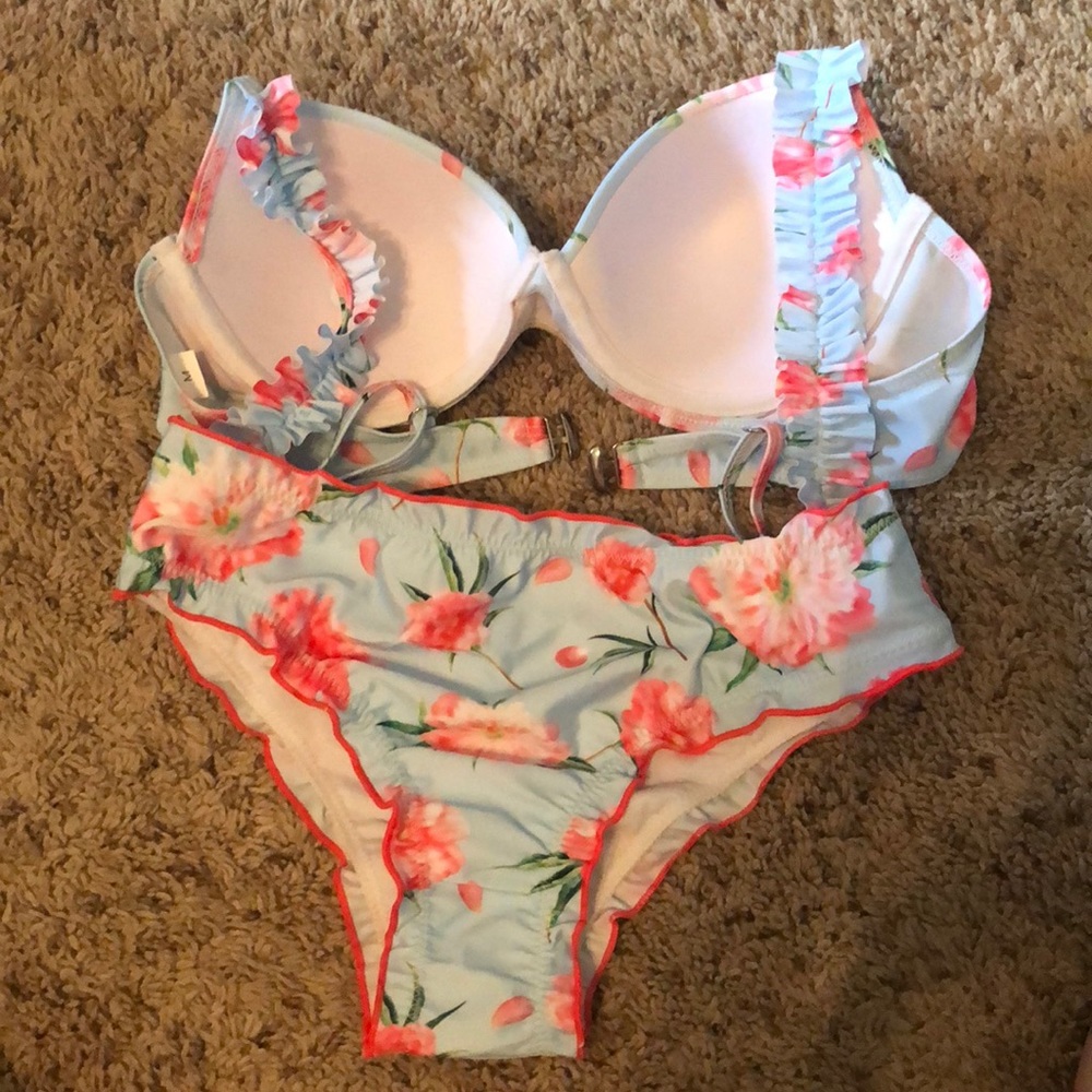 Bikini - Picture 4 of 4